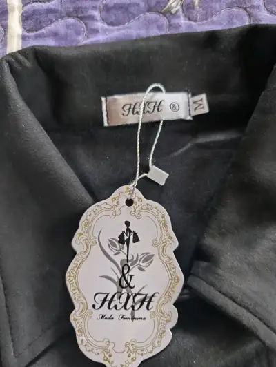 Chaqueta negra con cierre y detalle de estrella - miniatura 4