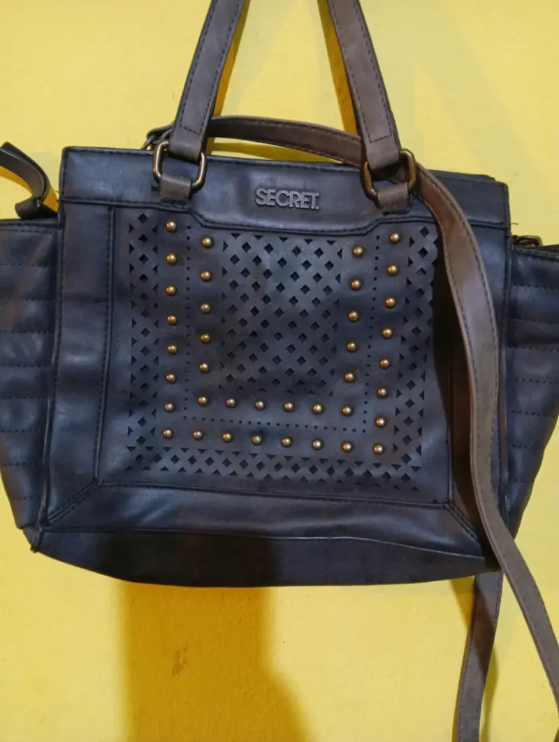 Bolso de mano negro con tachas Secret - 1