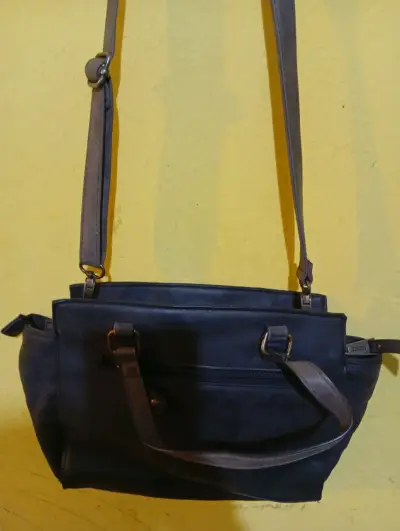 Bolso de mano negro con tachas Secret - miniatura 2