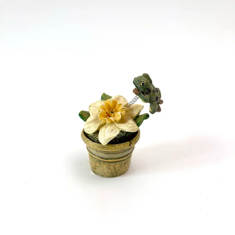 Adorno vintage flor con rana en maceta decorativa