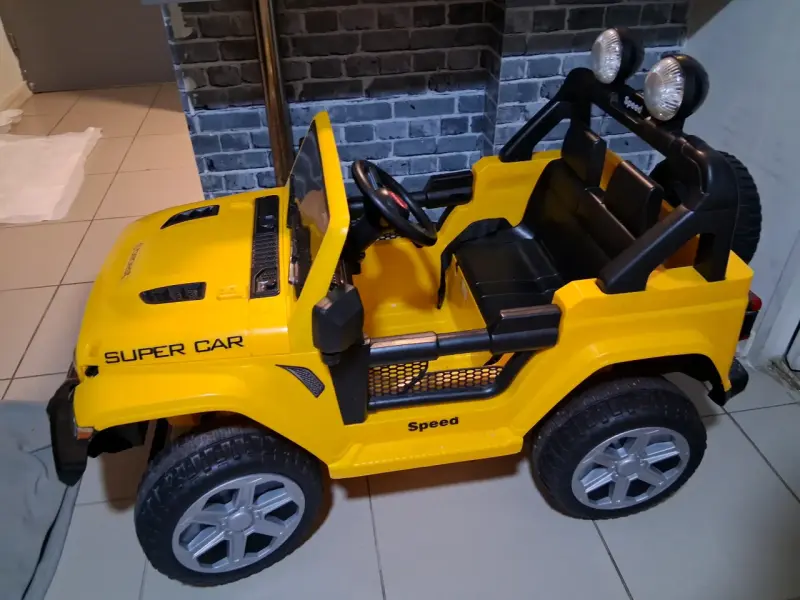 Auto eléctrico infantil amarillo con luces - 1