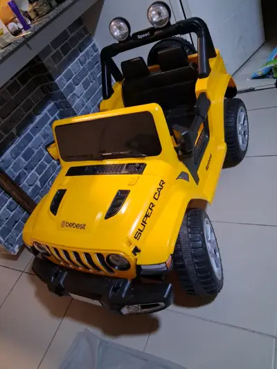 Auto eléctrico infantil amarillo con luces - miniatura 2