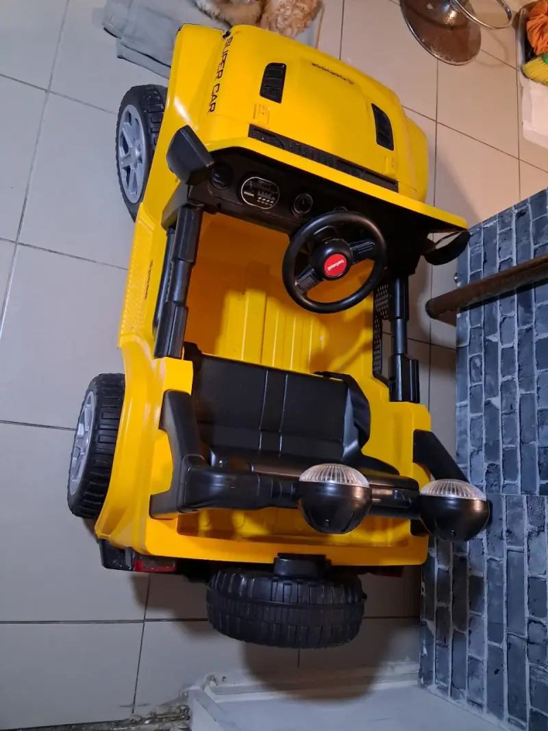Auto eléctrico infantil amarillo con luces - 3