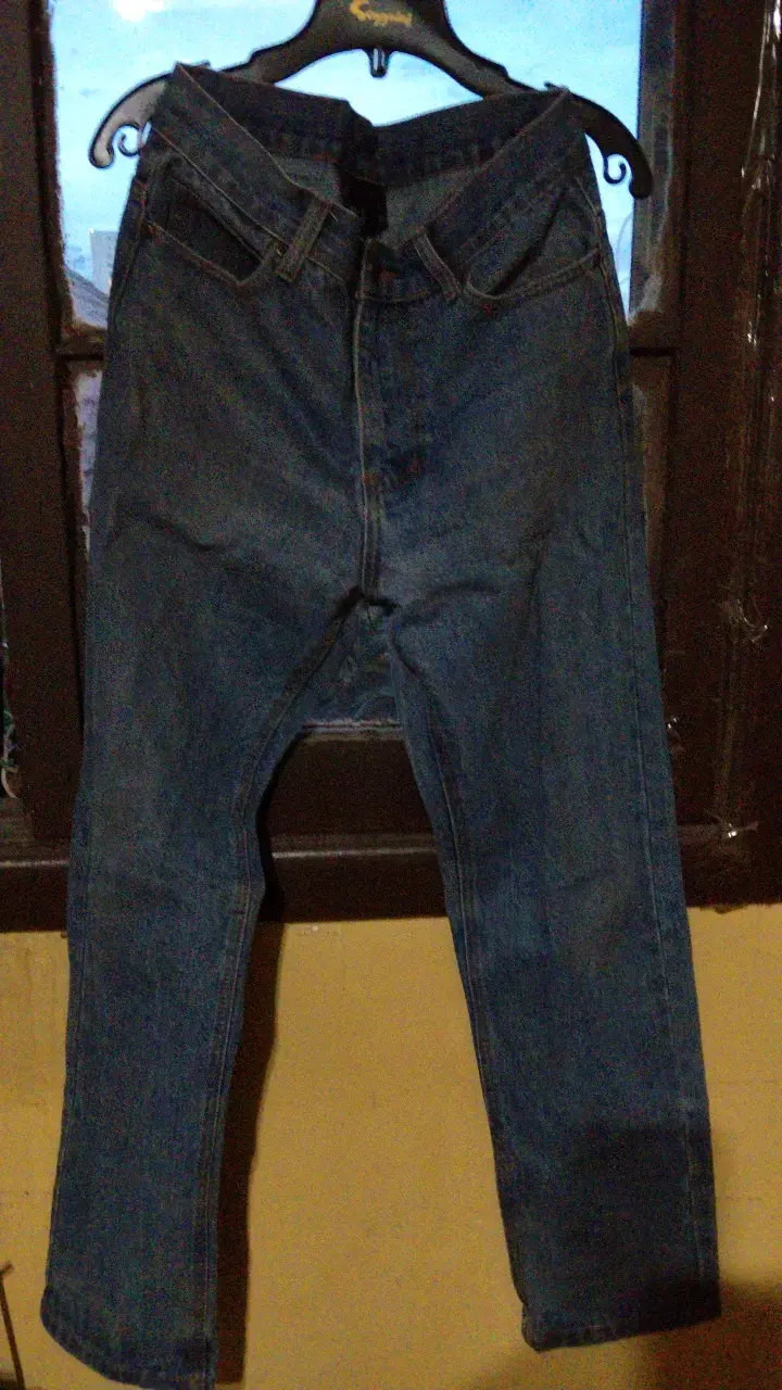 Jeans clásicos de mezclilla azul para hombre
