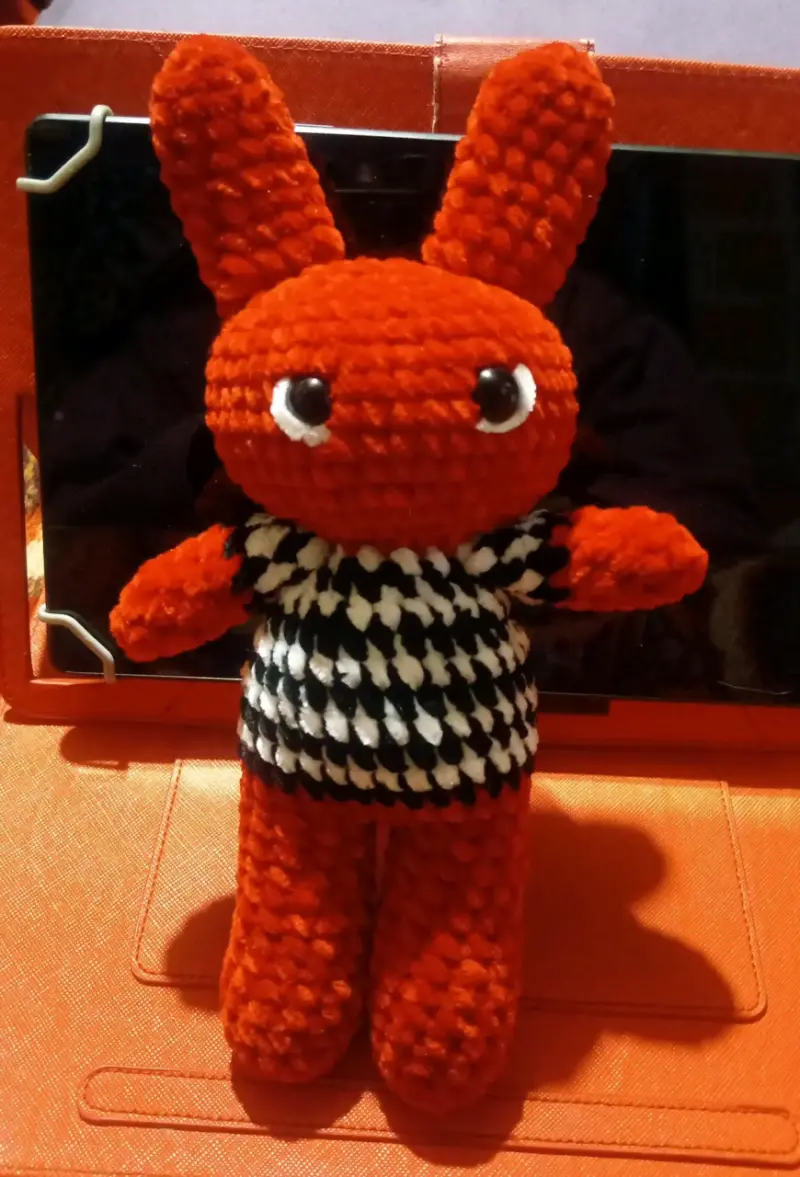 Muñeco de peluche tejido a mano rojo