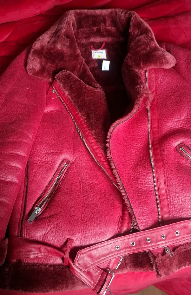 Chaqueta de cuero roja con forro de piel sintética