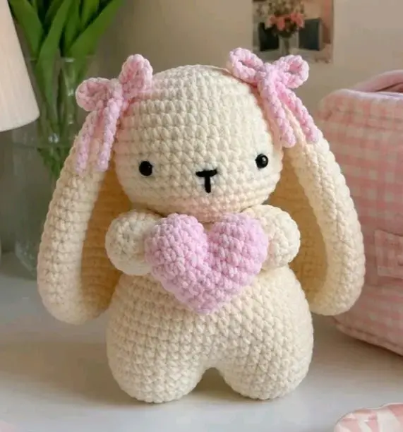 Conejo de peluche tejido a crochet con corazón