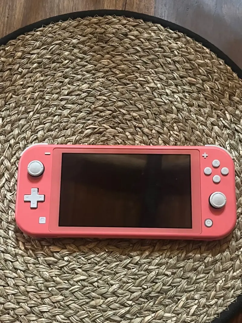 Nintendo Switch Lite en color Coral - 2