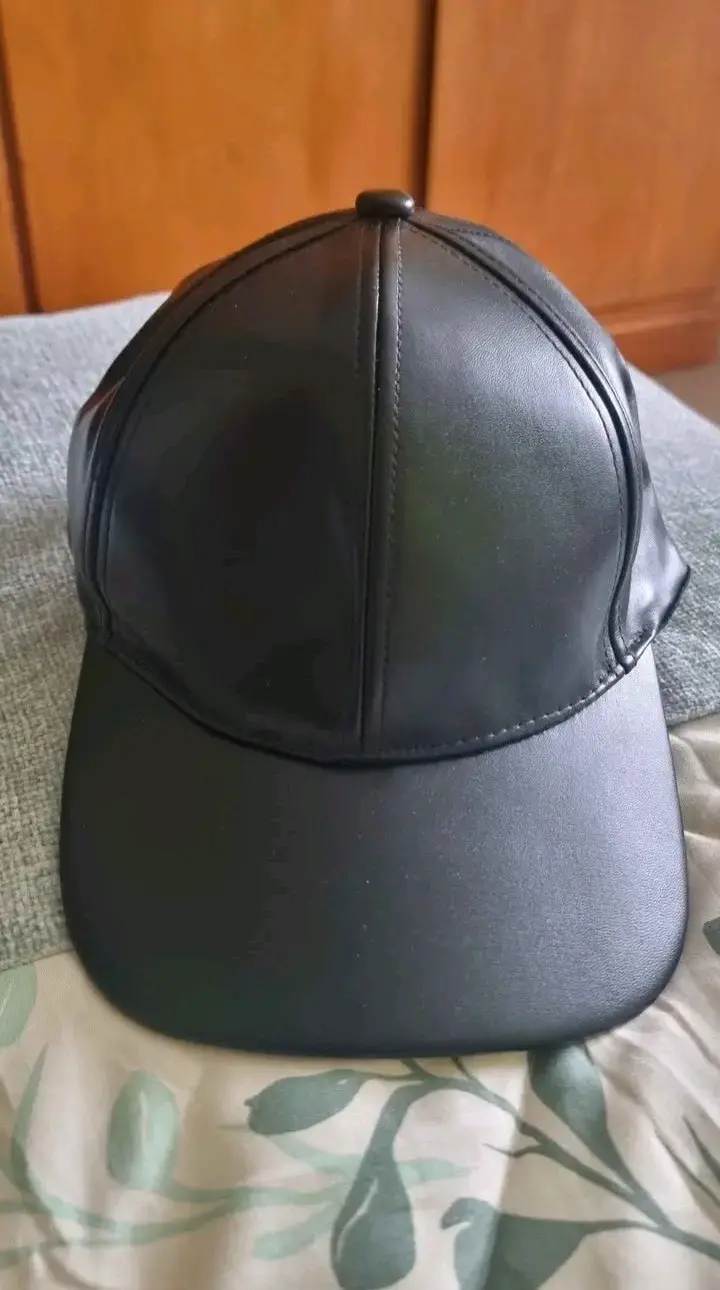 Gorra negra de cuero sintético unisex - 1