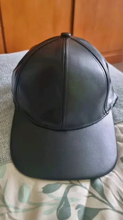 Gorra negra de cuero sintético unisex - miniatura 1