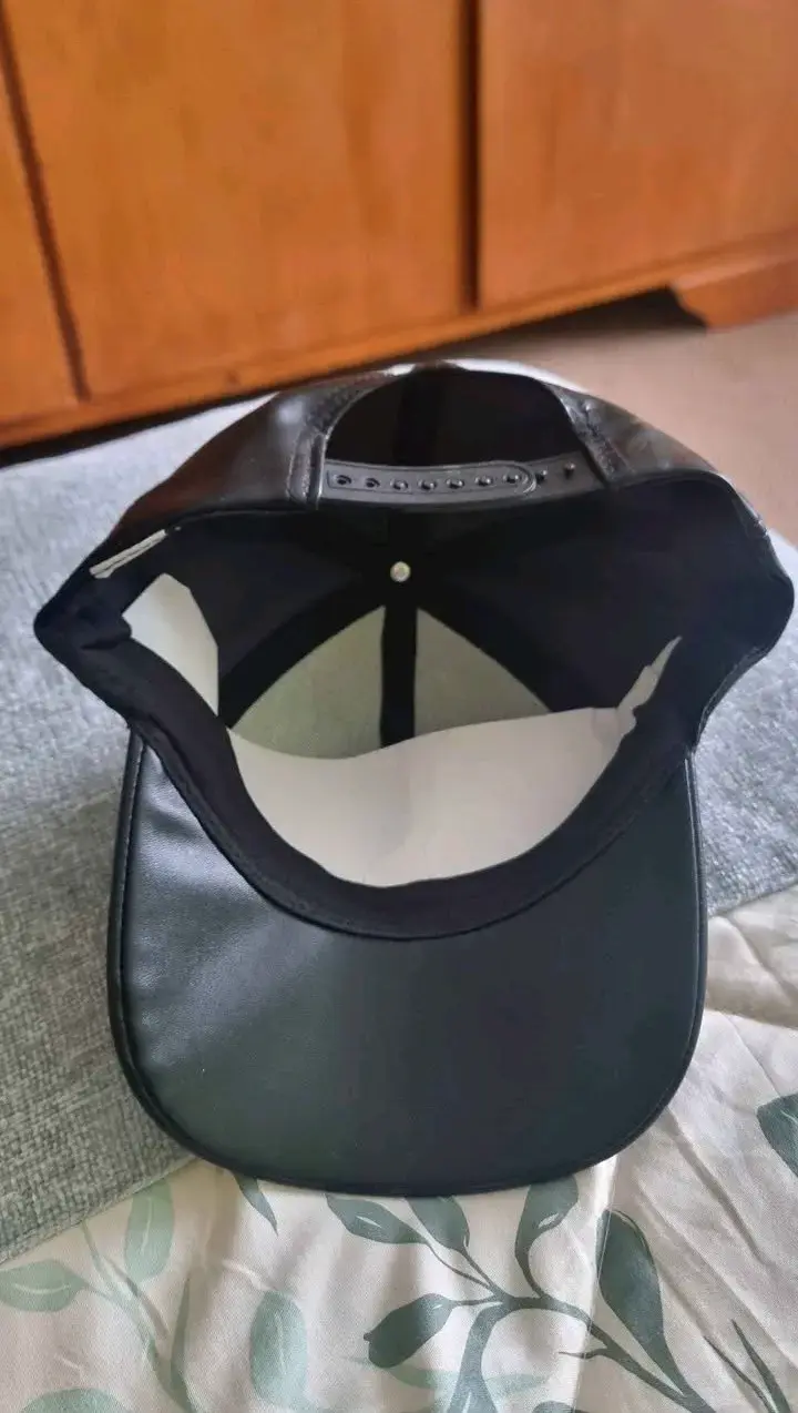 Gorra negra de cuero sintético unisex - 2