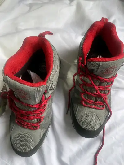 Botas de senderismo gris con detalles rojos. N 39 - miniatura 2