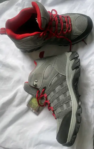 Botas de senderismo gris con detalles rojos. N 39 - miniatura 4