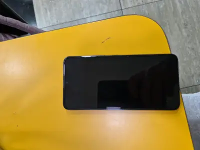 Smartphone S22 en buen estado - miniatura 1