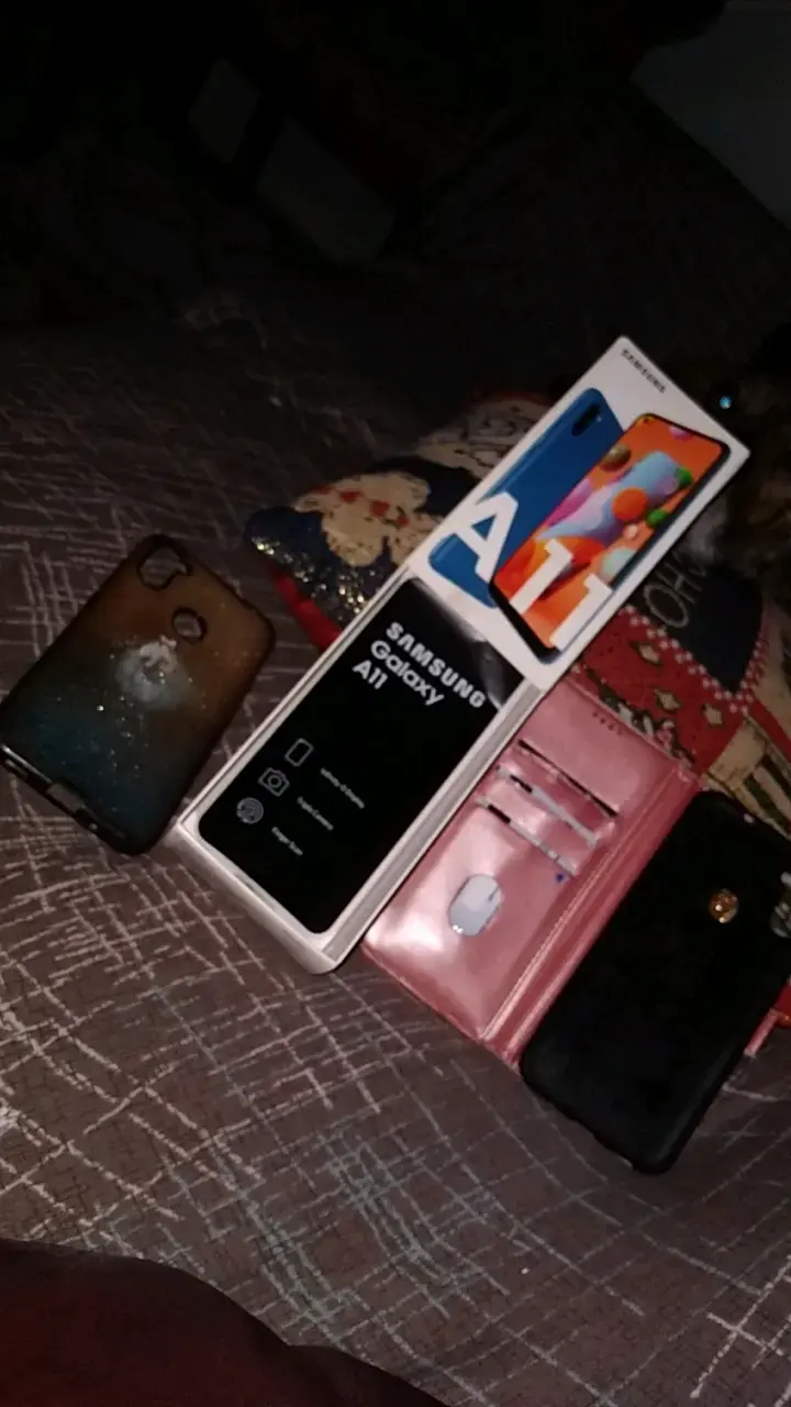 Samsung Galaxy A11 con fundas adicionales y sucaja