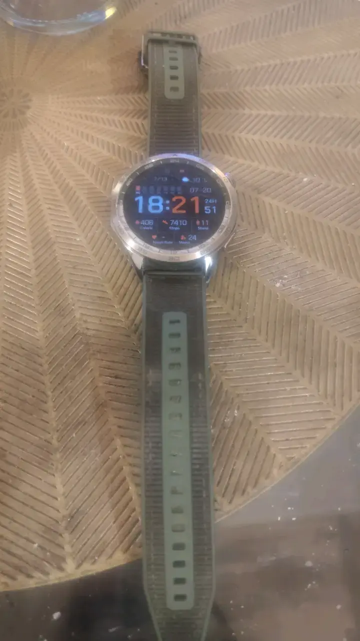 Reloj inteligente deportivo con correa verde - 1