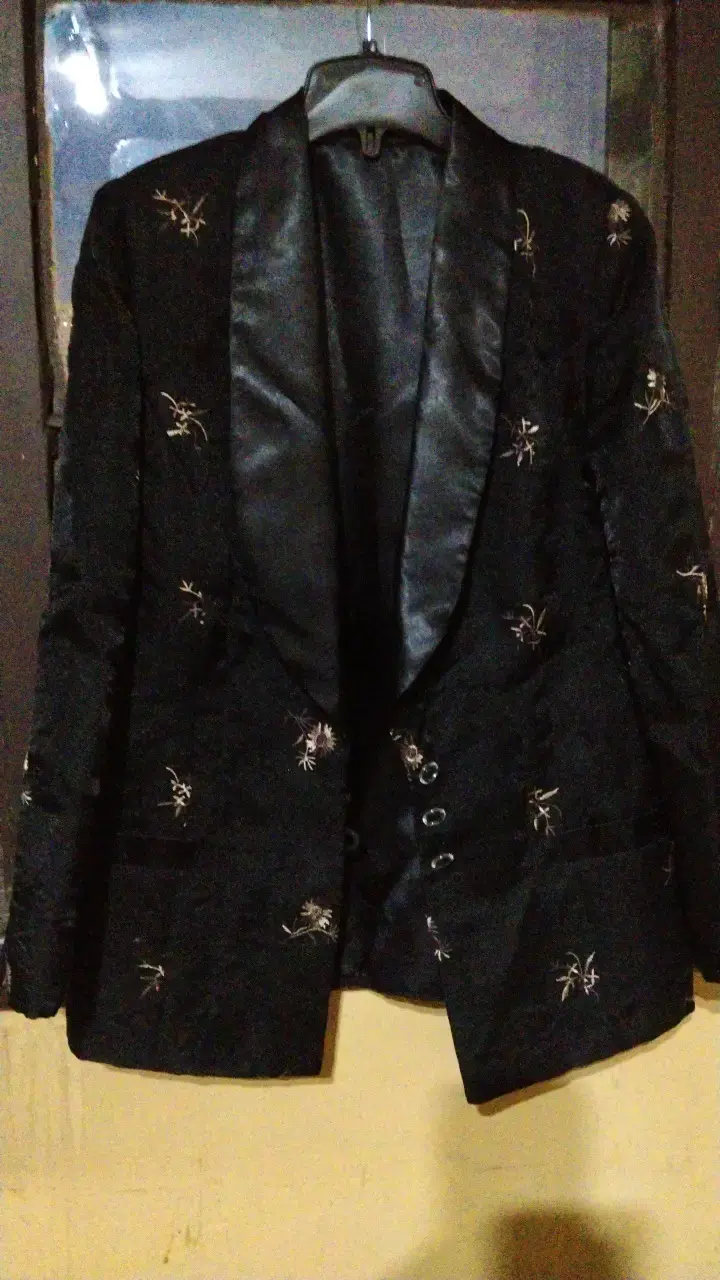 Blazer negro bordado elegante para hombre