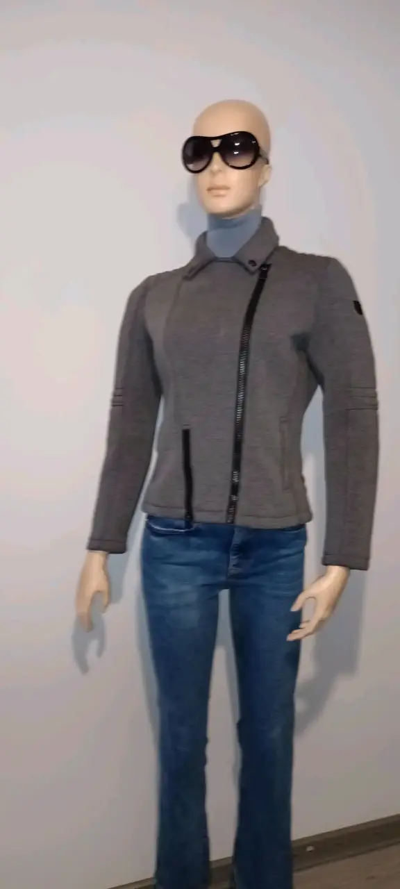 Chaqueta gris para mujer con cierre asimétrico - 1