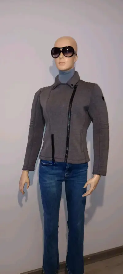 Chaqueta gris para mujer con cierre asimétrico - miniatura 2