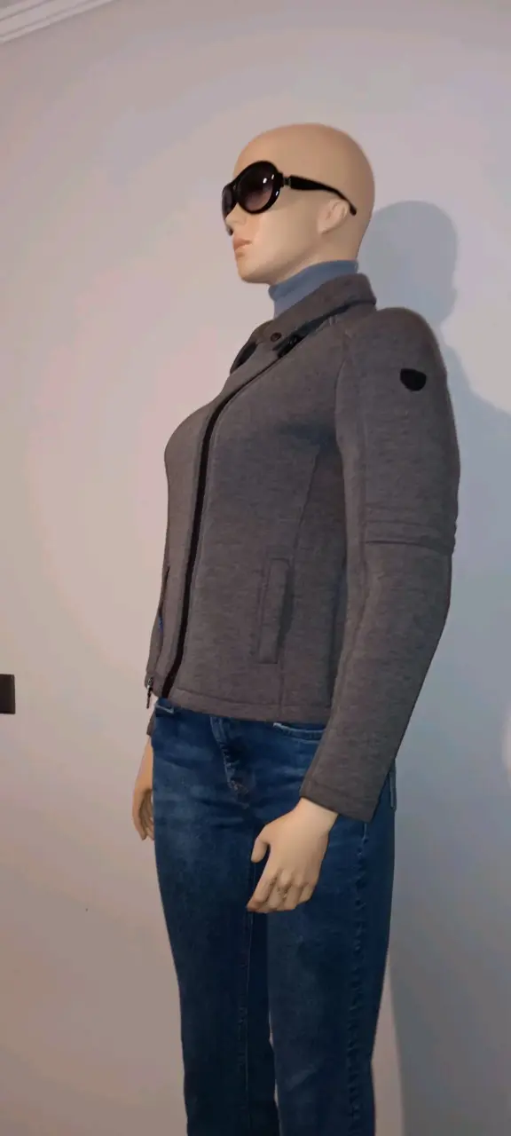 Chaqueta gris para mujer con cierre asimétrico - 3