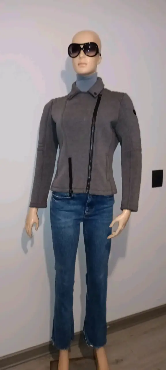 Chaqueta gris para mujer con cierre asimétrico - 4