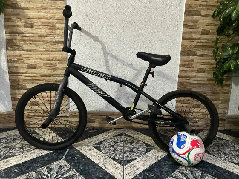 Bicicleta BMX Bianchi negra en buen estado - 1