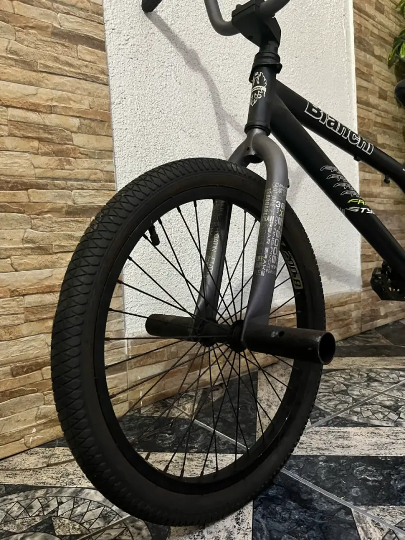 Bicicleta BMX Bianchi negra en buen estado - 2