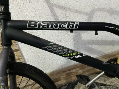 Bicicleta BMX Bianchi negra en buen estado - miniatura 3