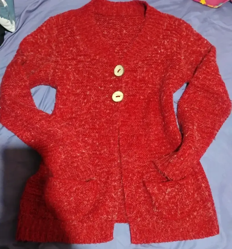 Cardigan rojo de lana con botones grandes