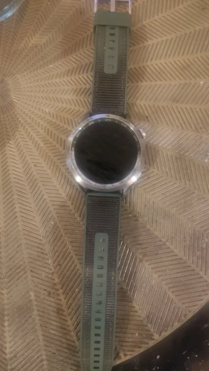 Reloj inteligente deportivo con correa verde - 2