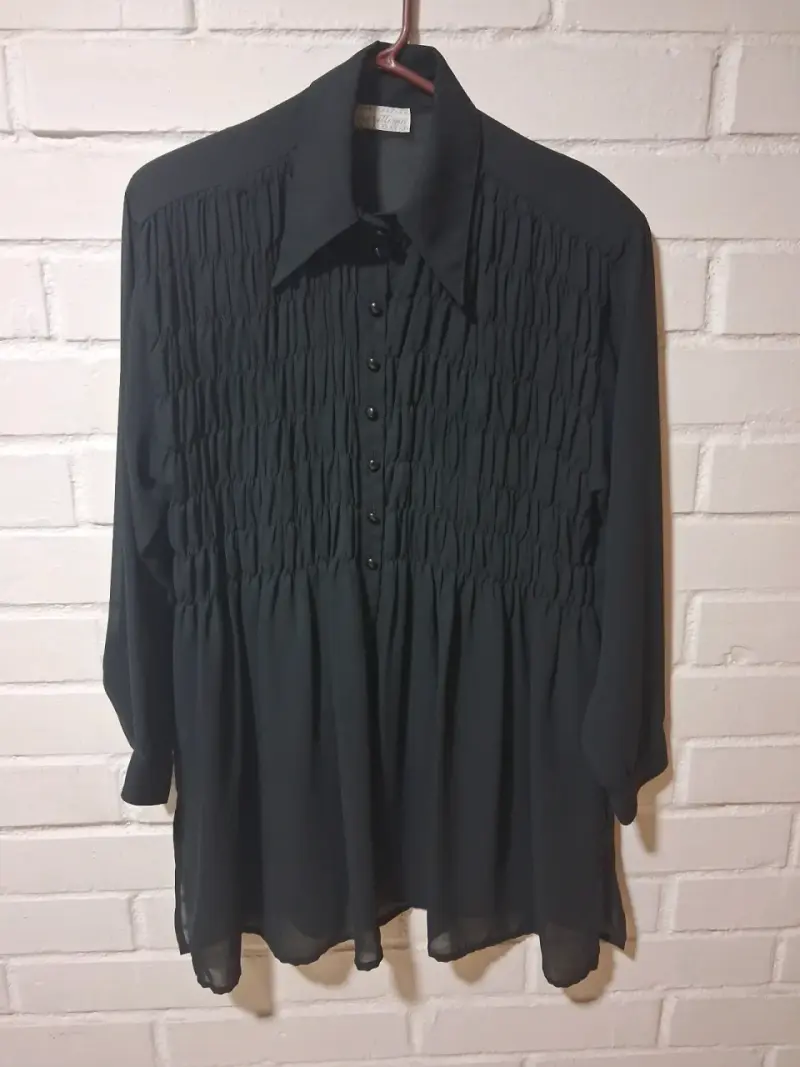 Blusa negra de gasa con diseño plisado - 1