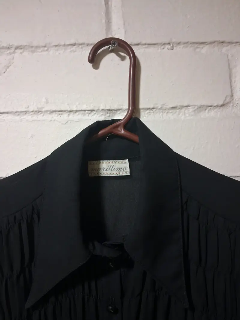 Blusa negra de gasa con diseño plisado - 2