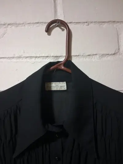 Blusa negra de gasa con diseño plisado - miniatura 2