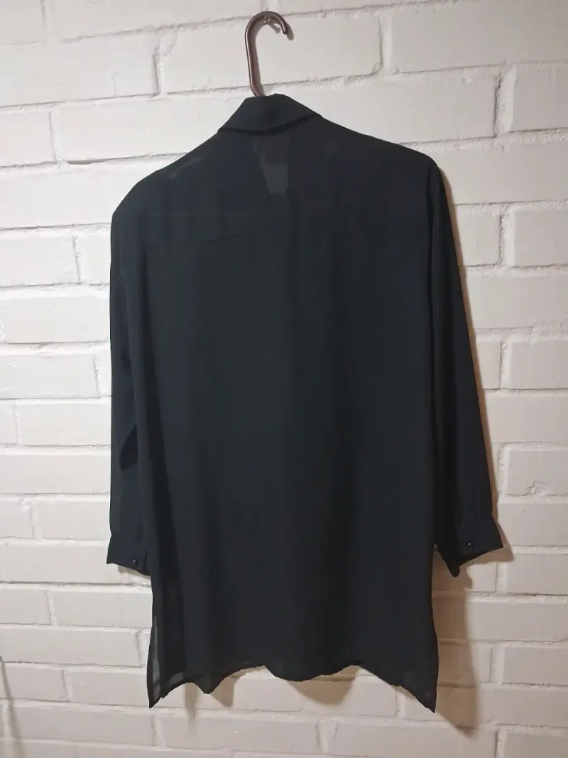 Blusa negra de gasa con diseño plisado - 3