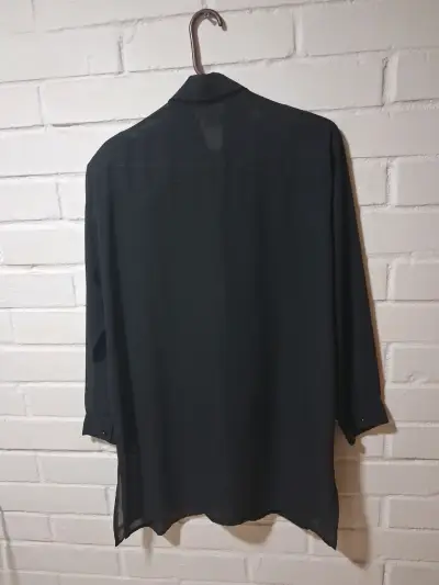 Blusa negra de gasa con diseño plisado - miniatura 3