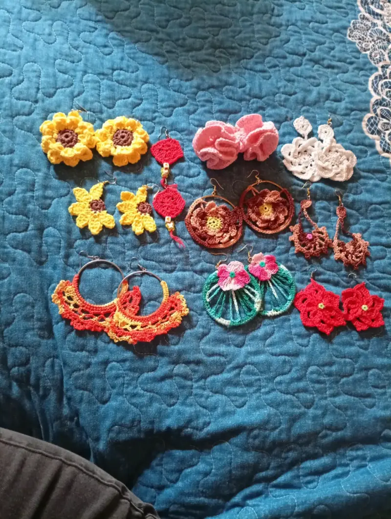 Set de aros tejidos a crochet de colores variados
