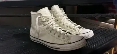Zapatillas altas blancas estilo casual - miniatura 1