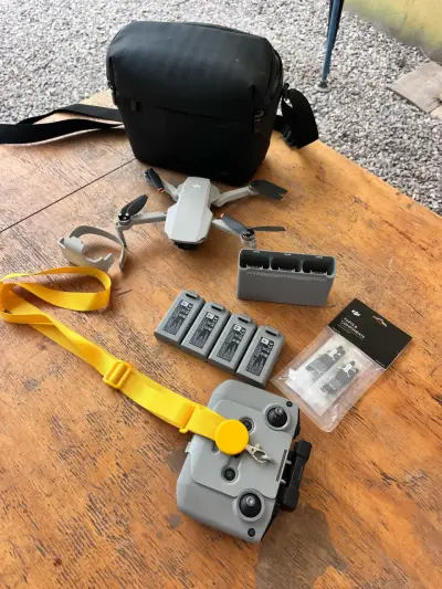 Drone DJI Mini 2 con accesorios y baterías adicionales - miniatura 1