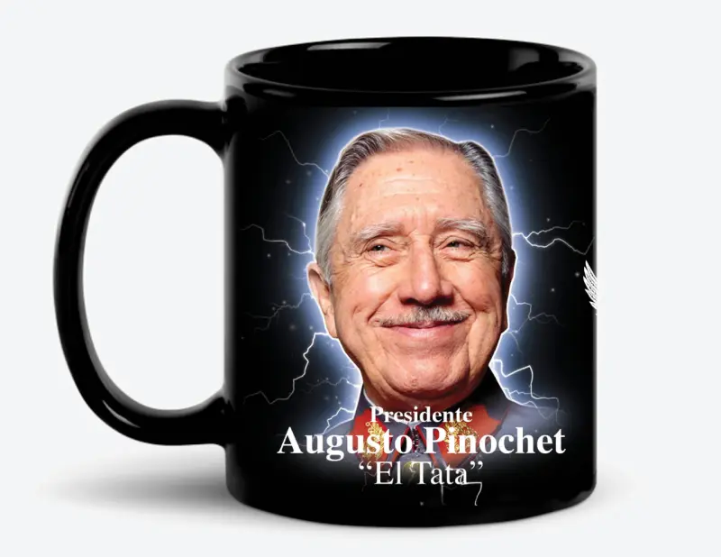 Taza de cerámica negra con diseño histórico - 1