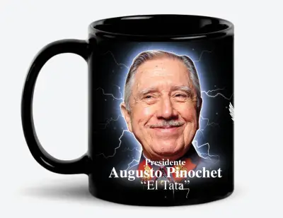 Taza de cerámica negra con diseño histórico - miniatura 1