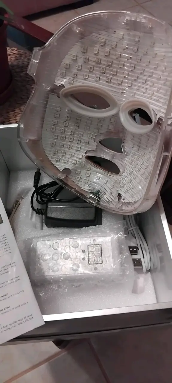 Máscara LED para terapia facial con control remoto - 1