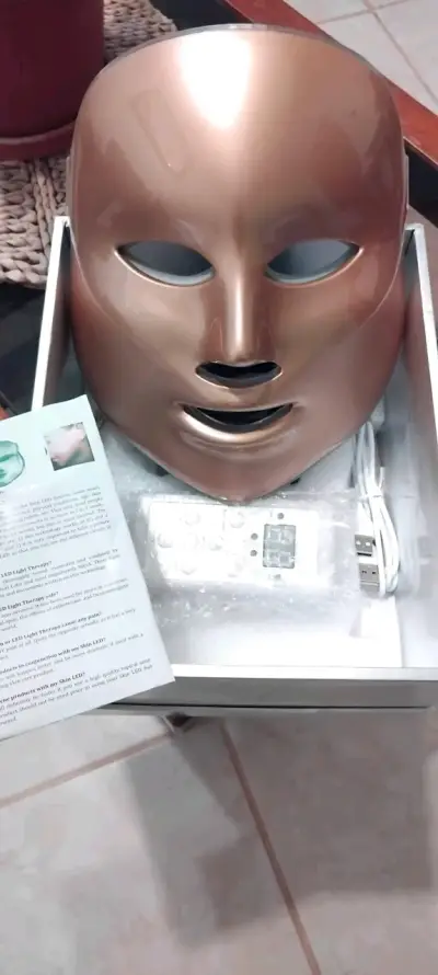 Máscara LED para terapia facial con control remoto - miniatura 3