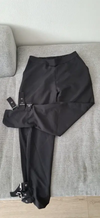 Pantalones negros con hebillas ajustables - miniatura 1
