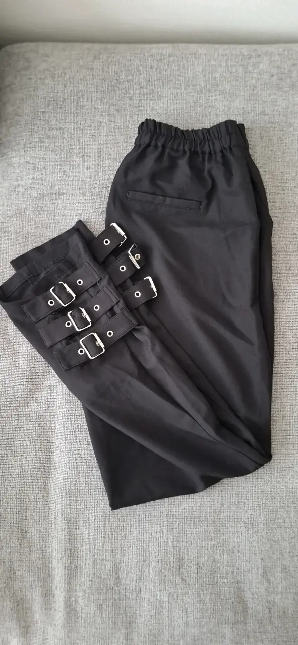 Pantalones negros con hebillas ajustables - 2