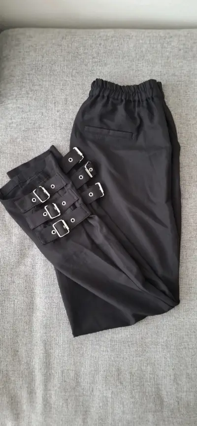 Pantalones negros con hebillas ajustables - miniatura 2