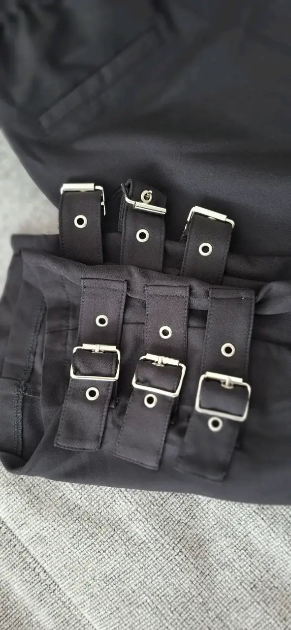 Pantalones negros con hebillas ajustables - 3