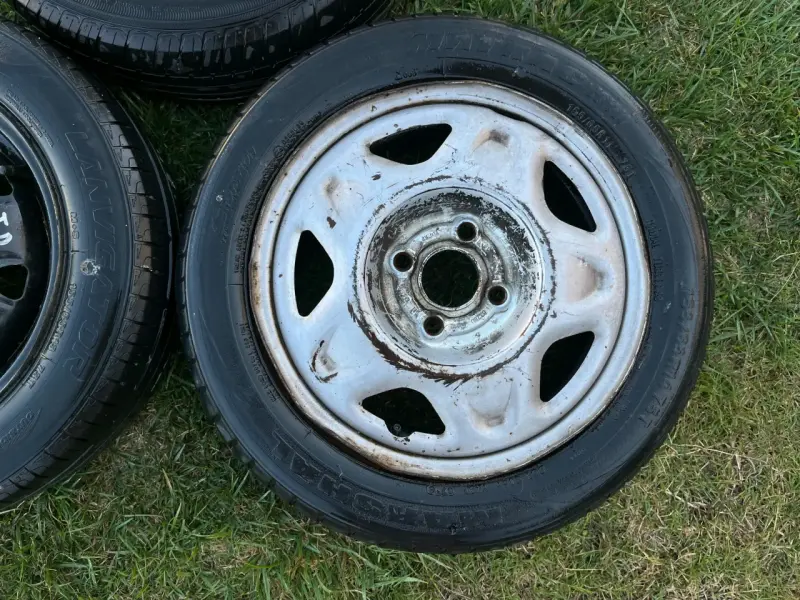 Llanta de acero con neumático 155/65R13 - 2