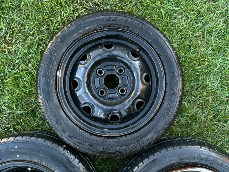 Llanta de acero con neumático 155/65R13 - 3