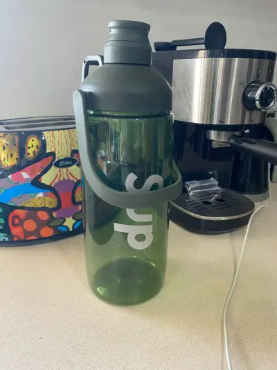 Botella de agua verde con tapa deportiva - miniatura 1