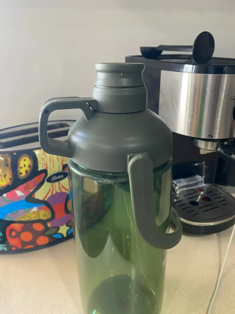 Botella de agua verde con tapa deportiva - 2